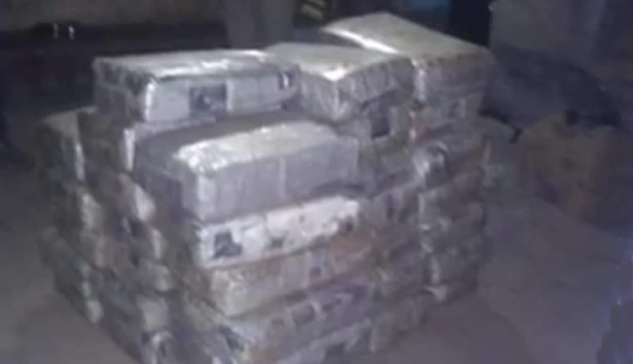 बीरभूम में छापेमारी के दौरान 300 किलो से अधिक गांजा बरामद, पुलिस और सीआईडी अधिकारी के उड़े होश