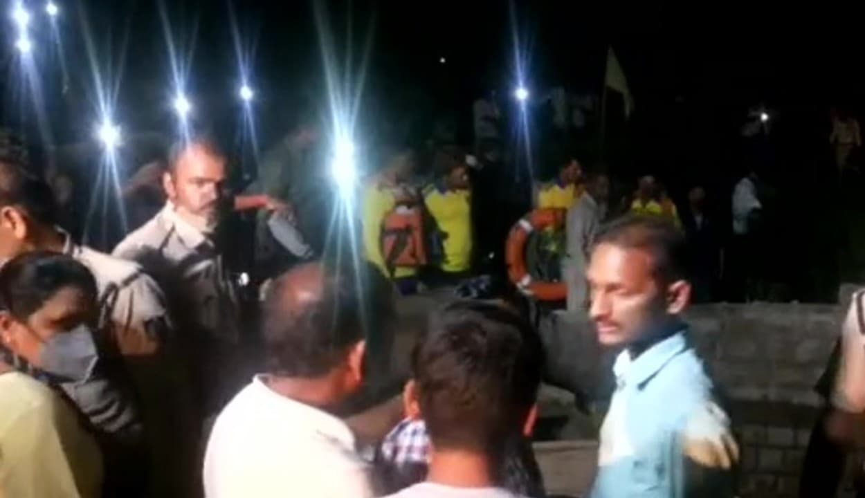 मध्य प्रदेश के विदिशा स्थित गंजबासौदा में कुंए में गिरे 15 लोग,तीन की मौत, राहत-बचाव कार्य जारी
