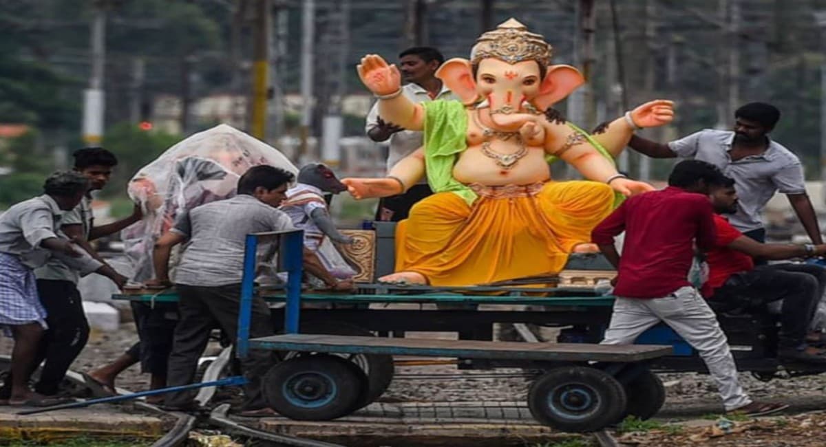 Maharashtra News: लालबाग के राजा गणेशोत्सव मंडल पर BMC की कार्रवाई, 3.66 लाख रुपये का लगाया जुर्माना