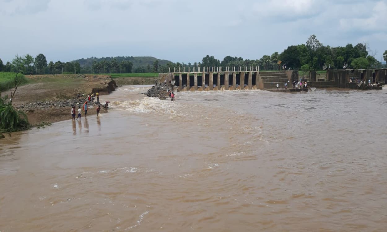 भारी बारिश से ढह गयी झमारिया चेकडैम का तटबंध, खेतों में पहुंचा पानी