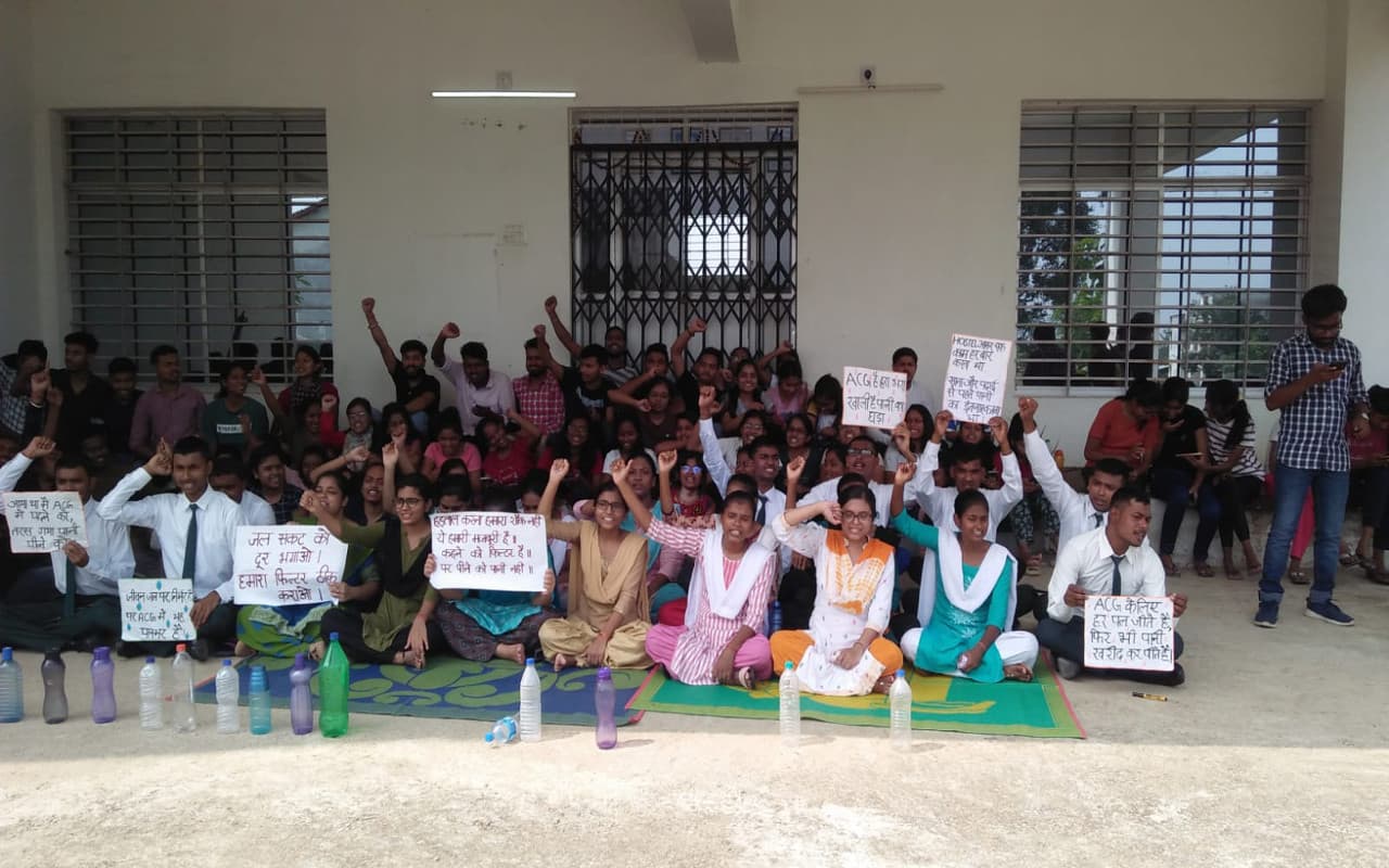 अव्यवस्था को लेकर गढ़वा कृषि कॉलेज के विद्यार्थियों ने की तालाबंदी, दिनभर क्लास का किया बहिष्कार