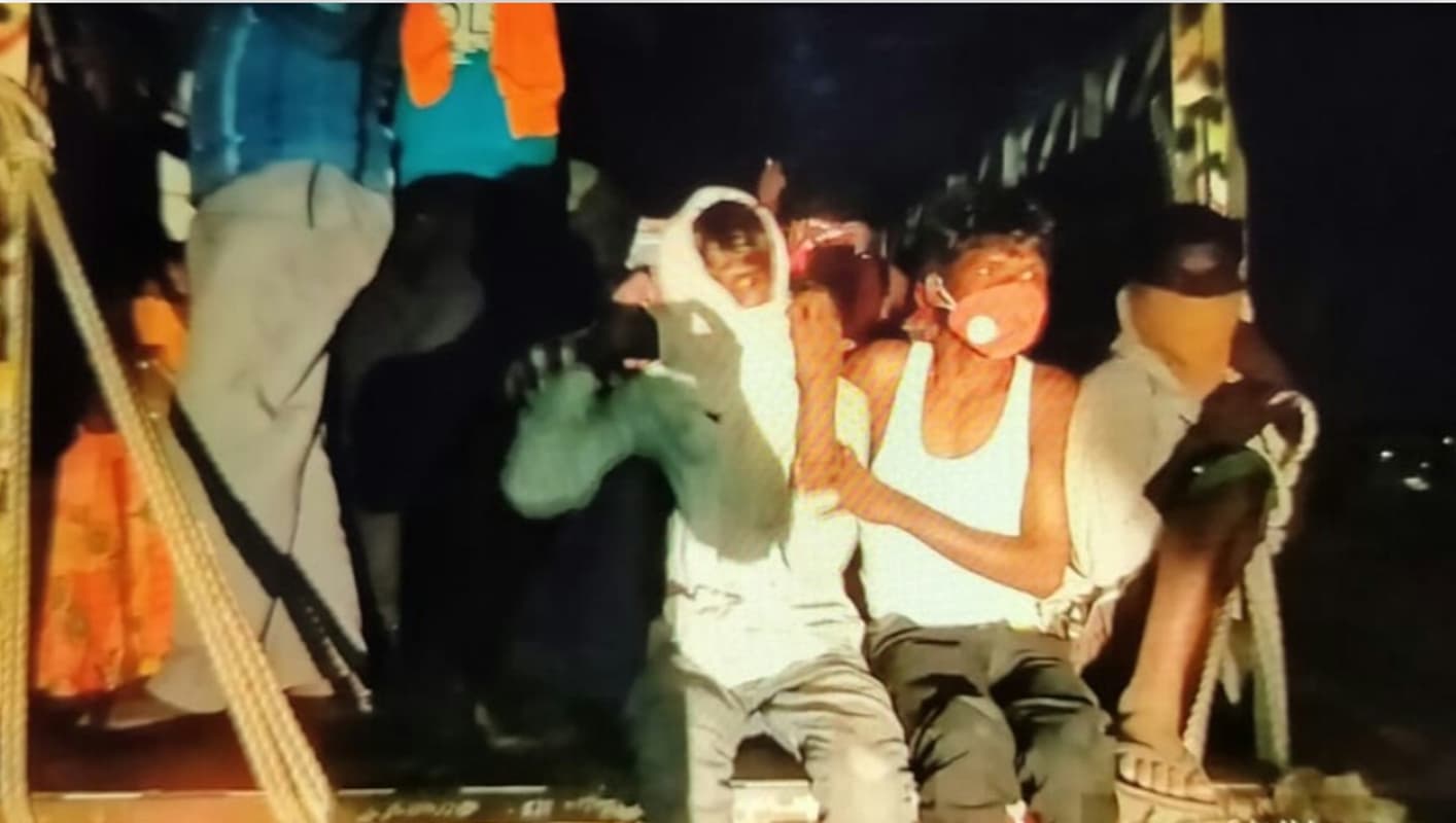 झारखंड में बिना मास्क सड़क पर निकले लोगों को दौड़ा-दौड़ाकर पकड़ रही पुलिस, जब्त कर रही मोबाइल