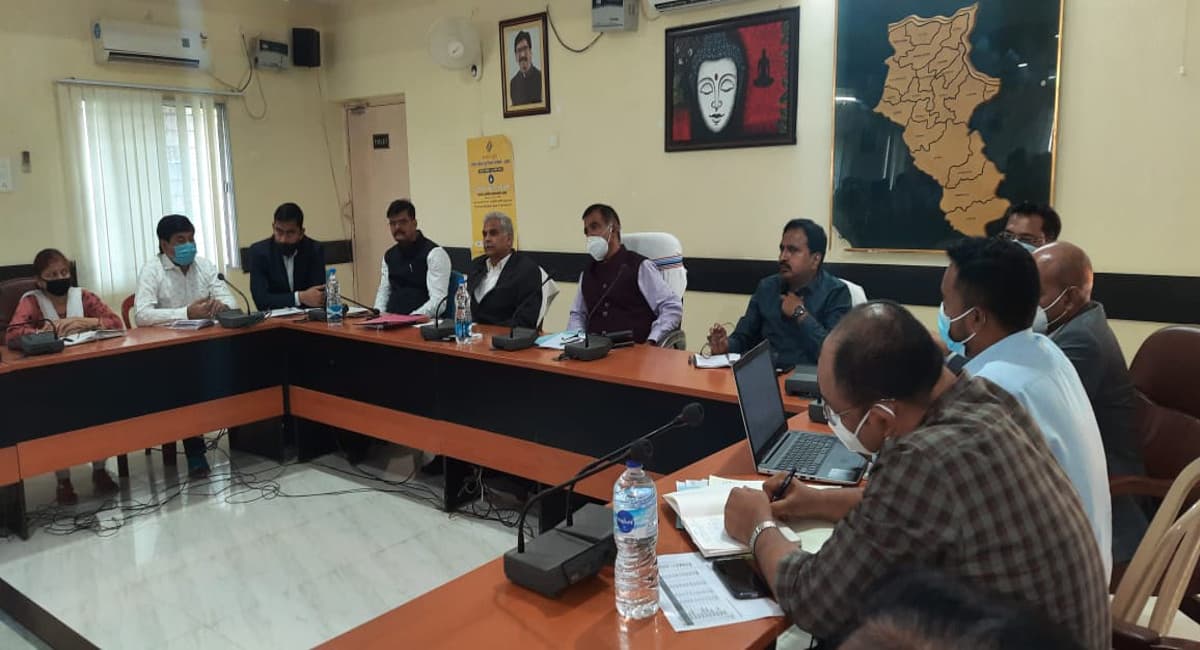 गढ़वा के पेट्रोल पंप में कोरोना वैक्सीन सर्टिफिकेट दिखाना होगा अनिवार्य, समीक्षा बैठक में लिए कई और निर्णय