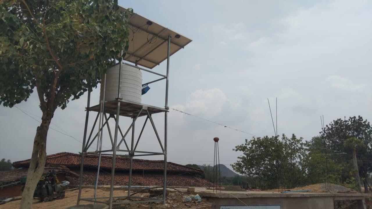 गढ़वा के गांवों में लगे सोलर जलमीनार 5 साल में ही तोड़ने लगा दम, ग्रामीणों को पेयजल पर आफत