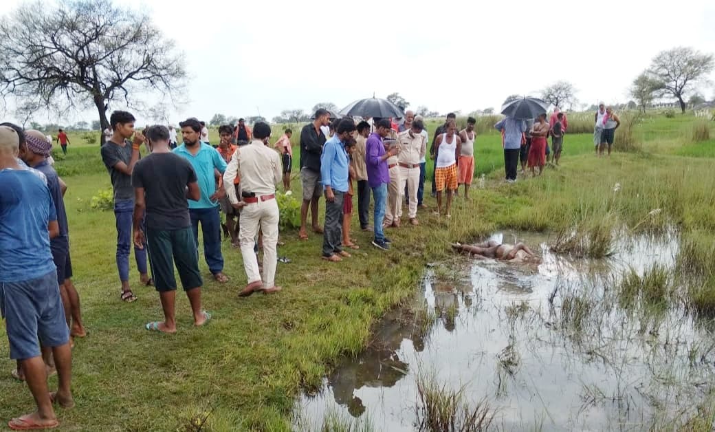 भूमि विवाद में युवक की गला रेतकर हत्या, गढ़वा के खेत में पड़ा मिला शव