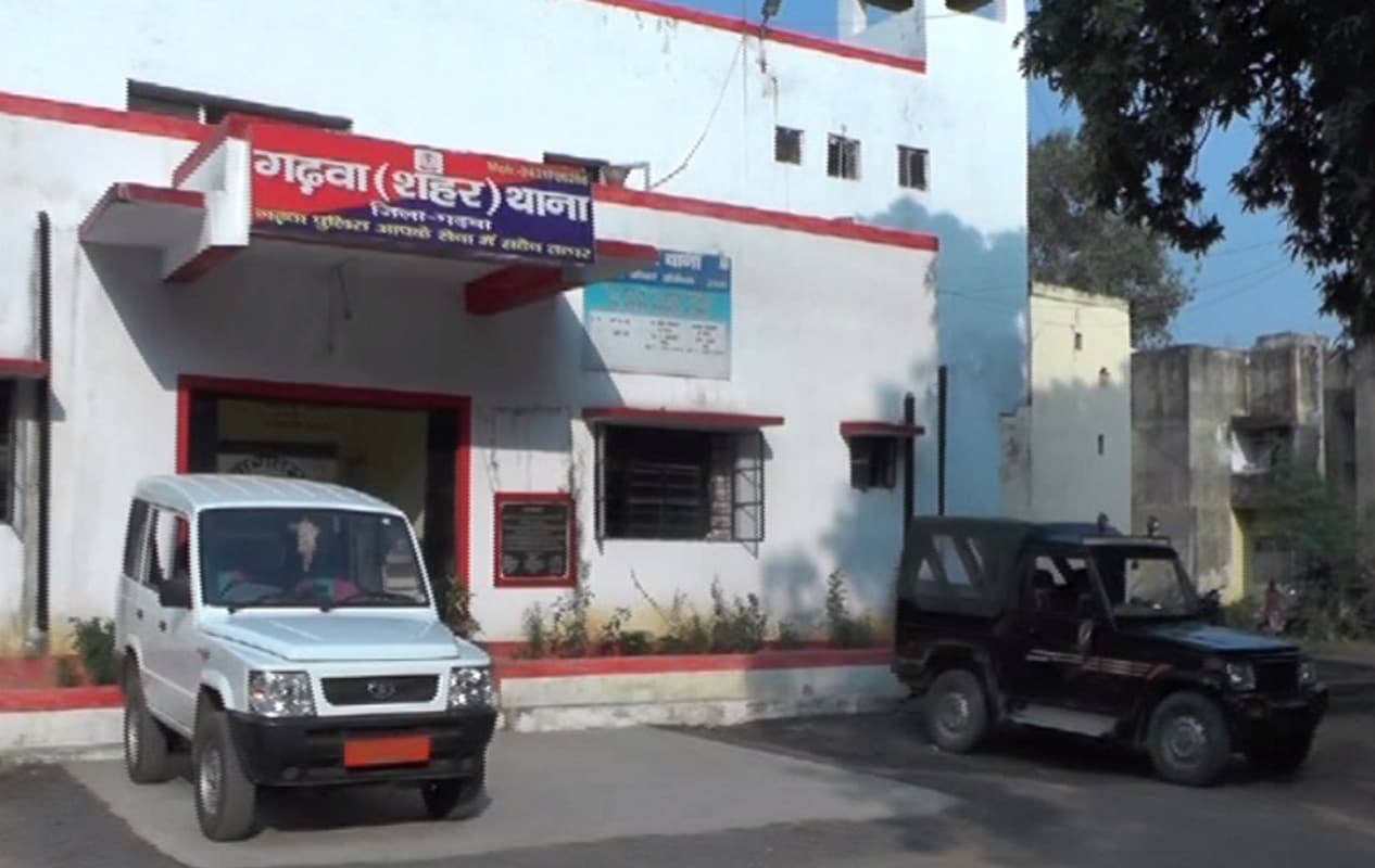 डायन का आरोप लगाकर दो महिला सहित तीन लोगों को घर से घसीट कर बीच सड़क पर किया निर्वस्त्र