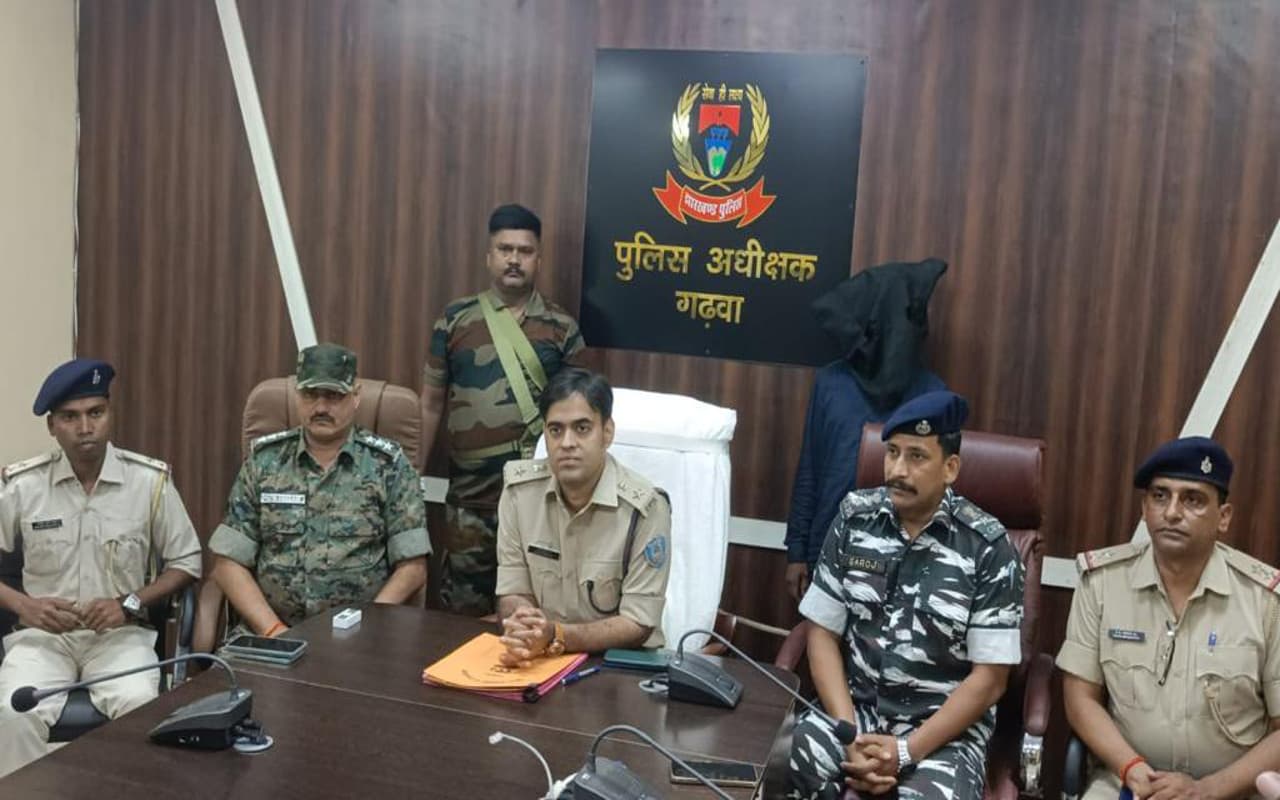 पांच लाख का इनामी सब जोनल कमांडर रवींद्र मेहता गढ़वा से गिरफ्तार, विभिन्न थानों में 16 मामले दर्ज