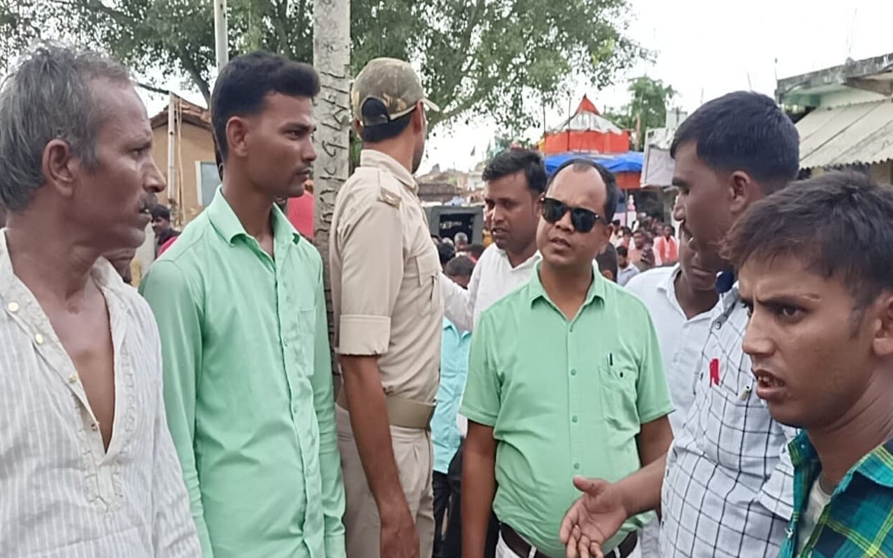 गढ़वा के टाटीदरी गांव में घंटों बंधक बने अधिकारी और अमीन, मौखिक दान की जमीन को लेकर है विवाद