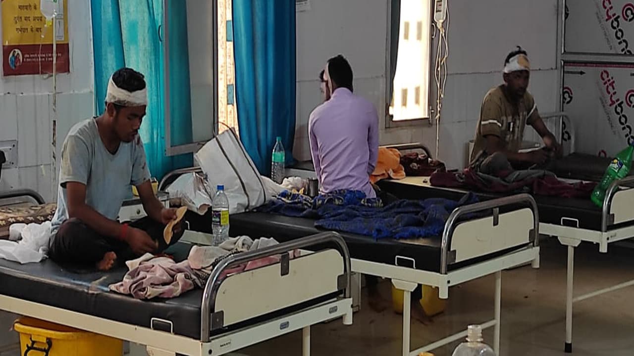 Jharkhand Crime News : गढ़वा के श्रीबंशीधर नगर में पानी निकासी बना मौत का कारण, दो पक्षों के बीच संघर्ष में एक की मौत, दर्जनों घायल