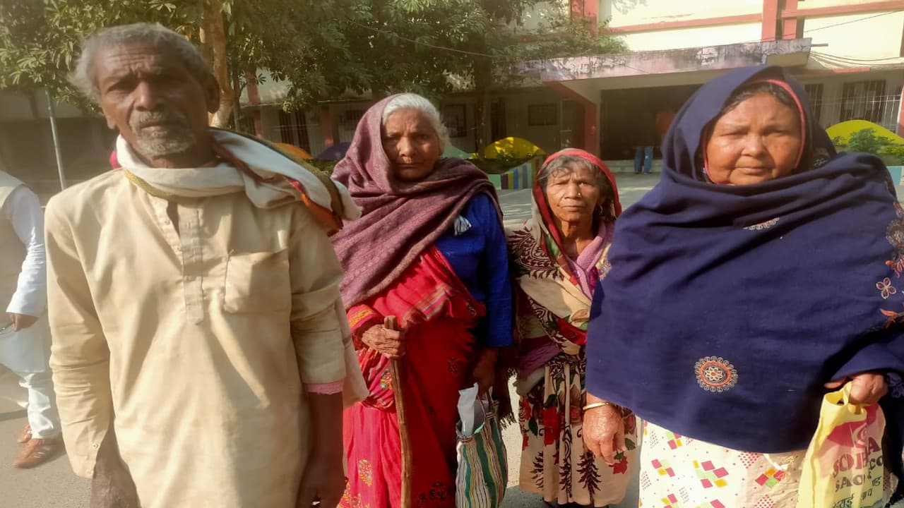 झारखंड सरकार पहुंच रही गांव-पंचायत, फिर भी गढ़वा के ग्रामीण भटक रहे सरकारी कार्यालय, नहीं हो रहा समाधान