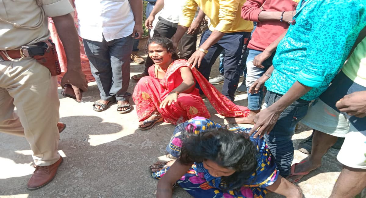 गढ़वा-अंबिकापुर NH 343 पर दो बाइक के बीच टक्कर, सड़क पर गिरे लोगों को पिकअप वैन ने कुचला, 5 की हुई मौत