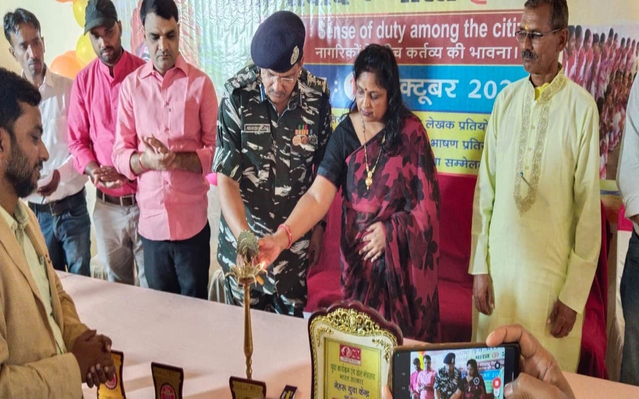 गढ़वा में मना युवा उत्सव, सीआरपीएफ कमांडेंट आशीष झा ने कहा - लक्ष्य निश्चित कर आगे बढ़ें युवा