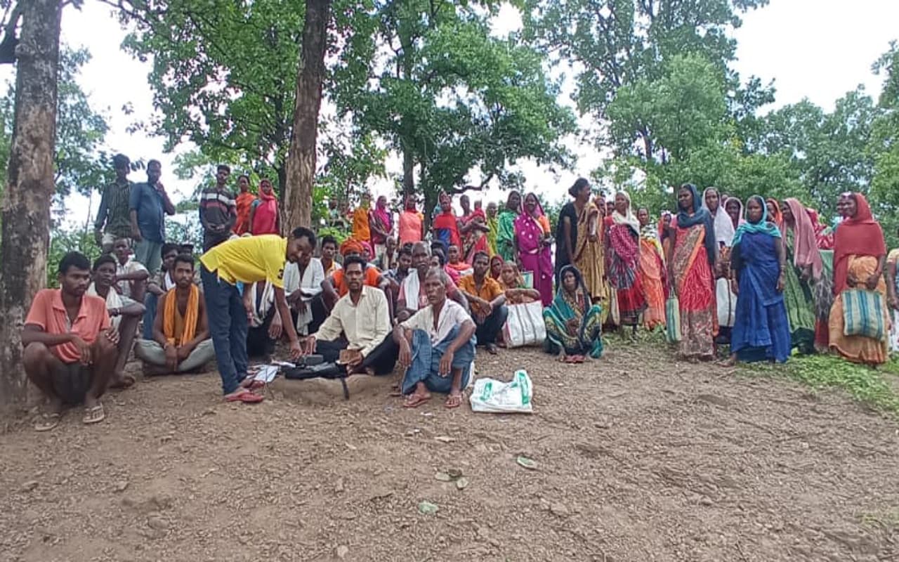 झारखंड का एक ऐसा गांव जहां राशन लेने के लिए ग्रामीणों को चढ़ना पड़ता है पहाड़ पर, जानें पूरा मामला