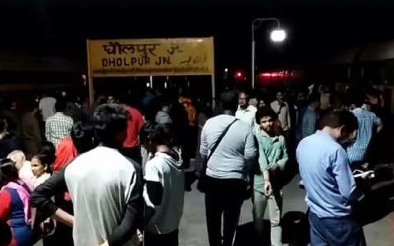 Garib Rath Train Bomb Threat: गरीब रथ एक्सप्रेस ट्रेन को बम से उड़ाने की धमकी, आपात स्थिति में रोका गया
