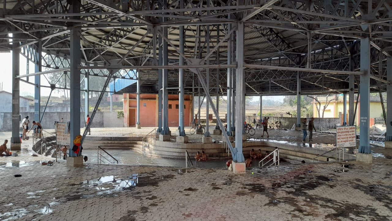 पर्यटकों को आकर्षित कर रहा हजारीबाग का सूर्यकुंड, ठंड में गर्मी का एहसास दिलाता गर्म जलकुंड, देखें Pics