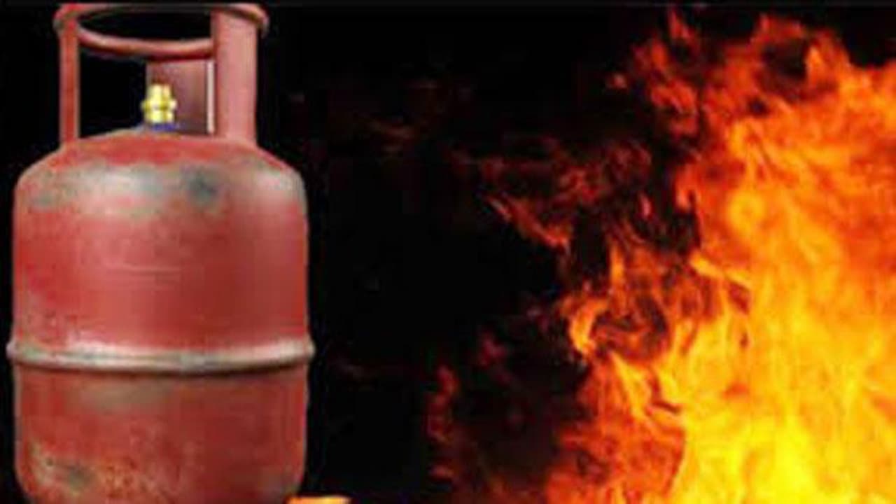 Gas Cylinder Explosion: एलपीजी गैस सिलेंडर से हुआ हादसा तो मिलेगा 50 लाख मुआवजा, जानें क्या है नियम