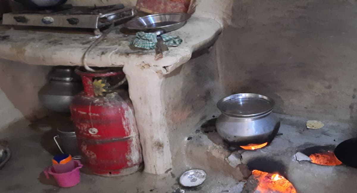 चतरा के इटखोरी में उज्ज्वला योजना का हाल बेहाल, शो पीस बना गैस सिलिंडर व चूल्हा, फिर लकड़ी से बन रहा खाना