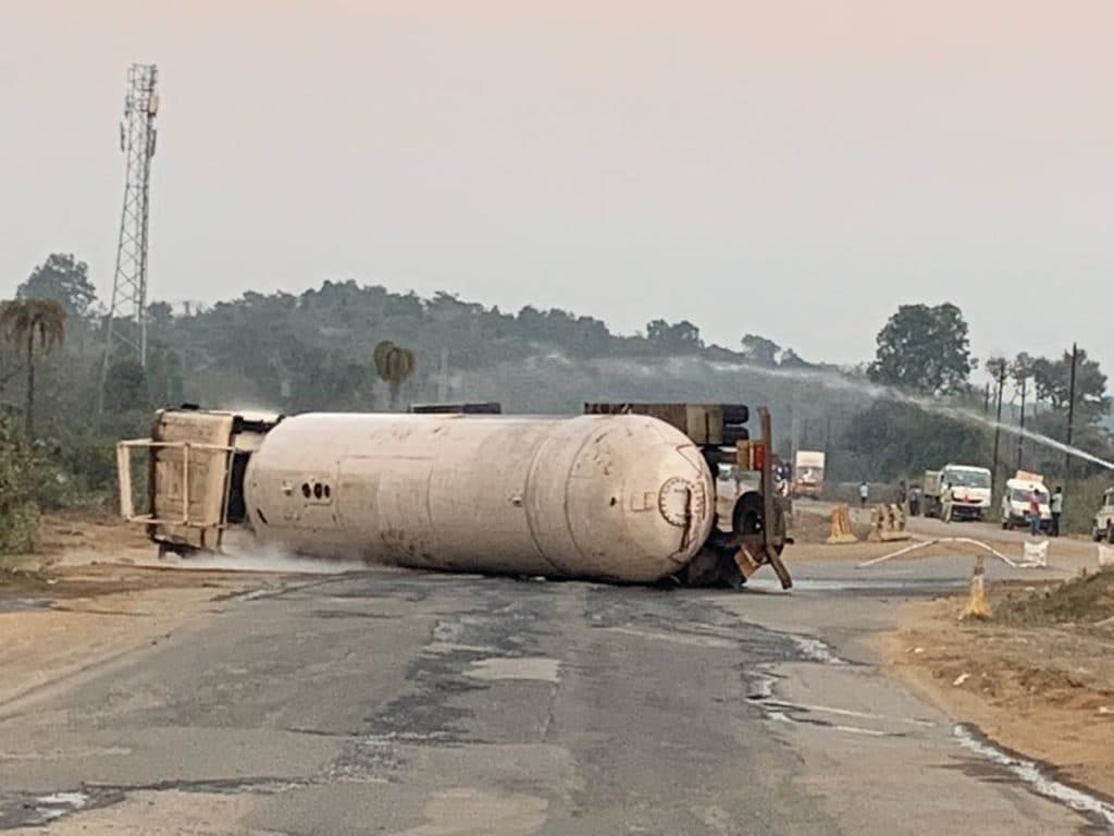 हावड़ा में गैस टैंकर पलटने से NH-6 पर लगा लंबा जाम