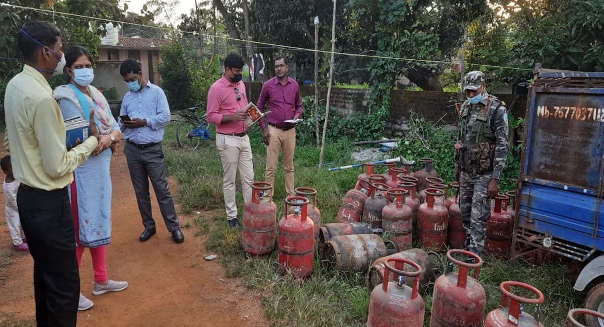 Jharkhand News: गैस सिलिंडर की हो रही थी कालाबाजारी, खूंटी SDO ने किया सील