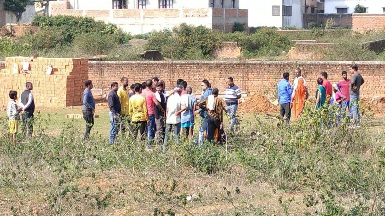 भारी विरोध के बाद कोडरमा में गौशाला चहारदीवारी निर्माण कार्य रुका, सोमवार से समिति के सदस्य देंगे धरना