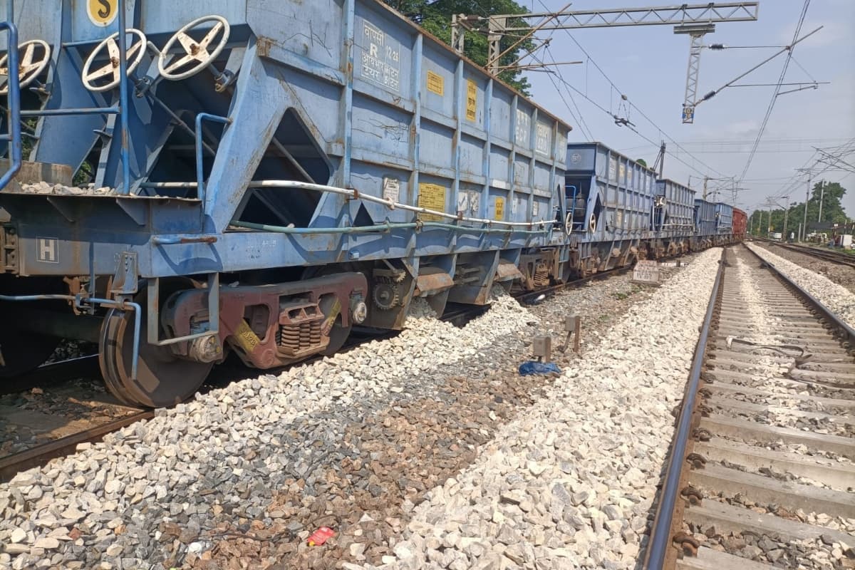 झारखंड: गया-कोडरमा रेलखंड पर मालगाड़ी बेपटरी, एक घंटे बाद शुरू हुआ ट्रेनों का परिचालन