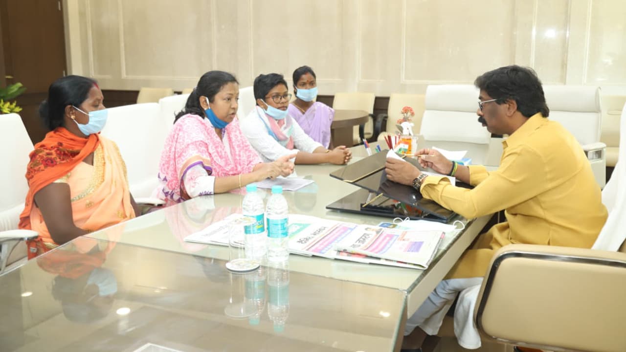 Jharkhand News : दुबई में फंसे गुमला के 2 युवक के परिजन हैं परेशान, पूर्व शिक्षा मंत्री ने CM हेमंत से जल्द वापसी की अपील की