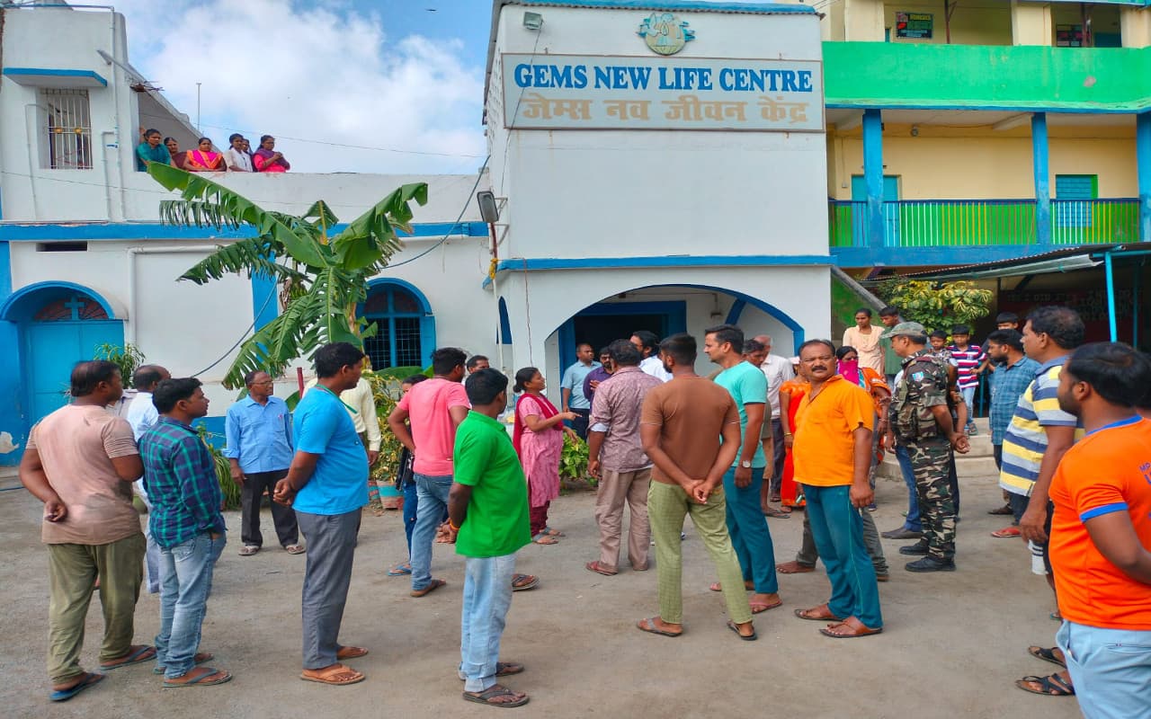 झारखंड : कोडरमा के एक स्कूल में प्रार्थना सभा के नाम पर धर्मांतरण का आरोप, जमकर हुआ हंगामा, 4 लोग हिरासत में
