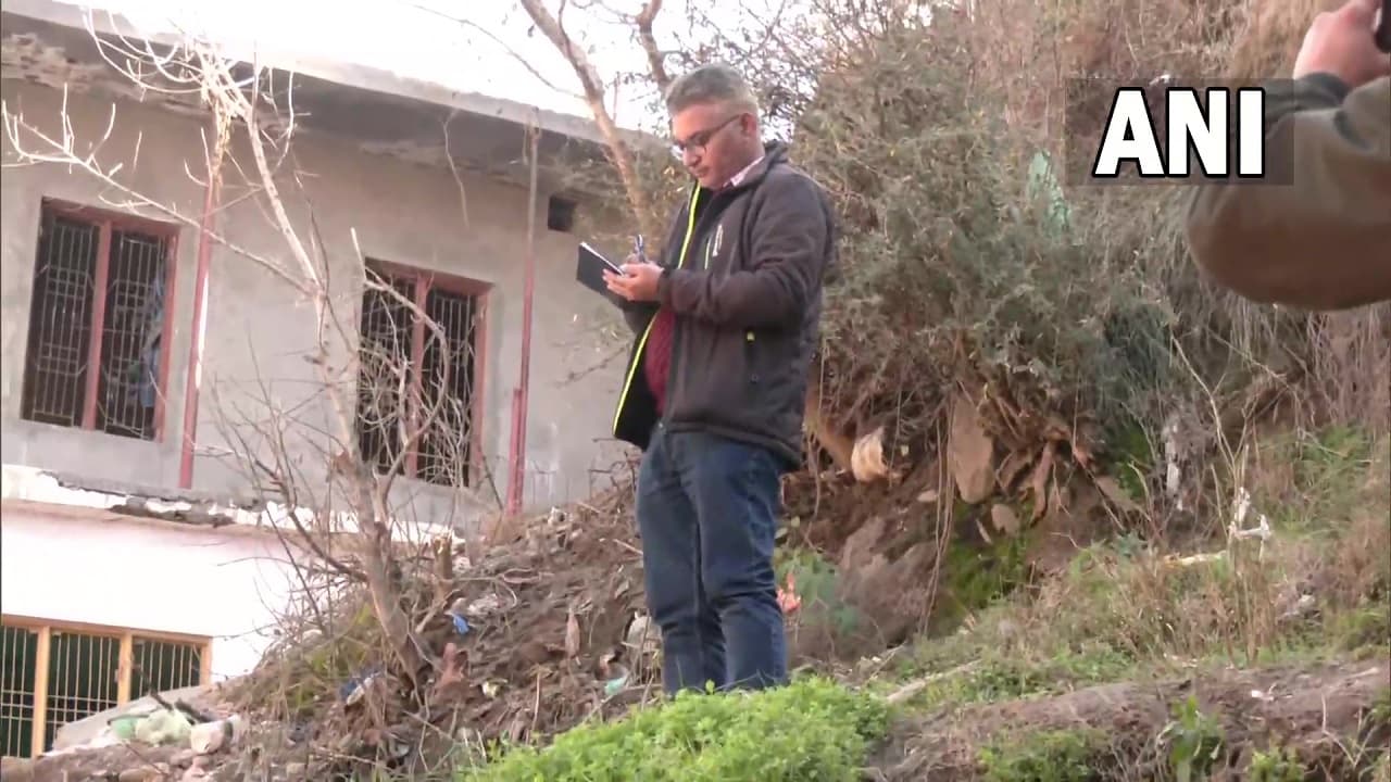 जोशीमठ की तरह अब जम्मू-कश्मीर के डोडा जिले में घरों में पड़ीं दरारें, लोगों में दहशत का माहौल