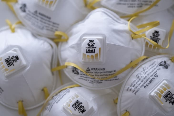 दिल्ली में घर से बाहर निकलने के लिए N95 मास्क है जरूरी, जानें क्या है N95 मास्क की खासियत और कीमत