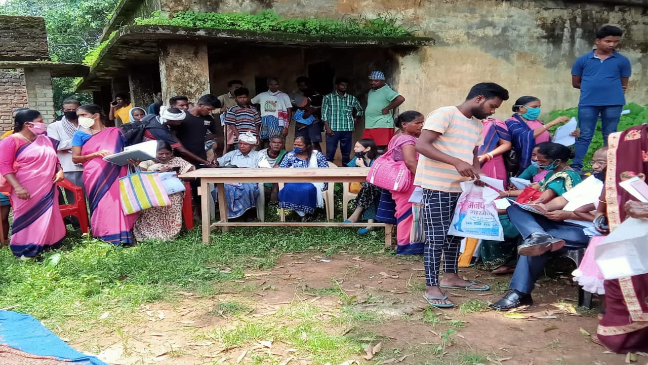 प्रभात खबर इंपैक्ट : शहीद तेलंगा खड़िया के घाघरा गांव पहुंचा गुमला प्रशासन, सरकारी लाभ देने की प्रक्रिया शुरू