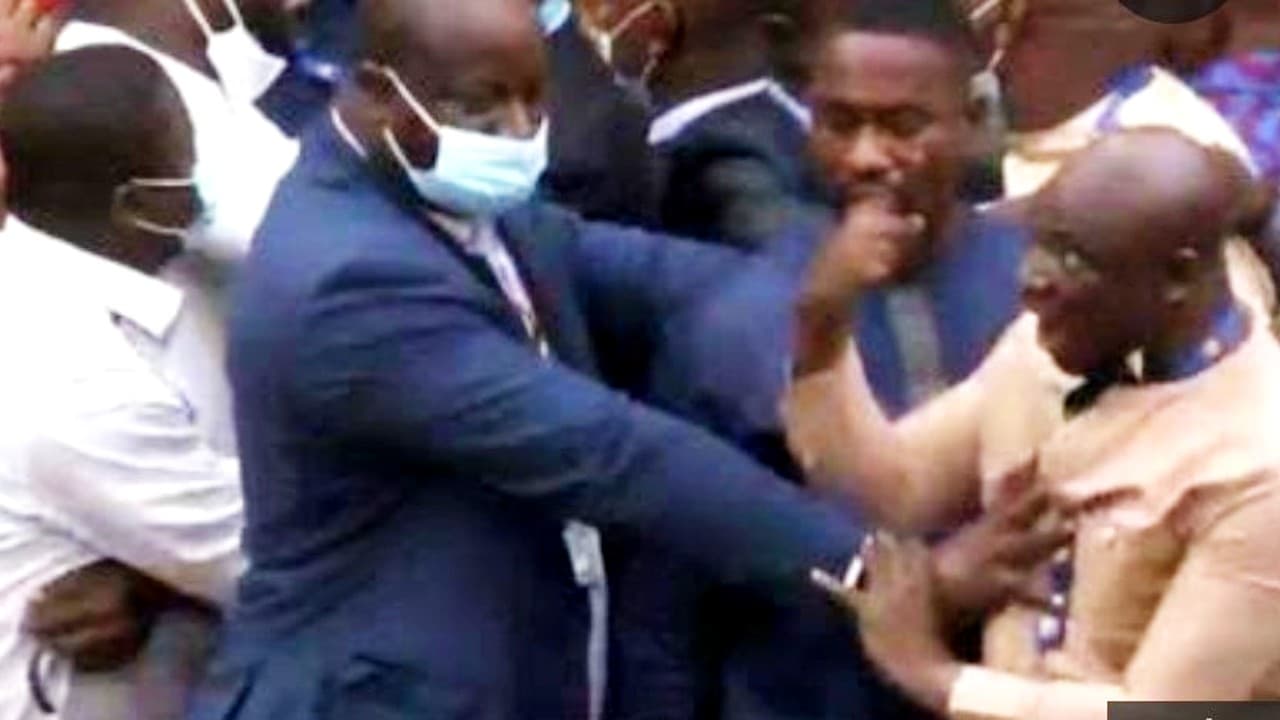 Violence in Parliament: इलेक्ट्रॉनिक पेमेंट टैक्स पर संसद में हंगामा, जमकर चले लात-घूंसे