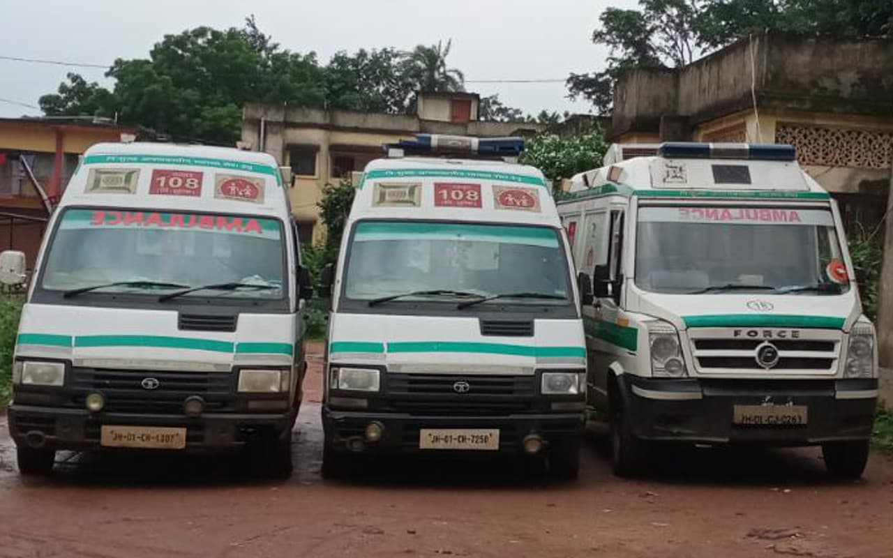 PHOTOS: बहरागोड़ा में मरीज को ठेला से अस्पताल पहुंचा रहे परिजन, कई जिलों में काम पर लौटे एंबुलेंस कर्मी