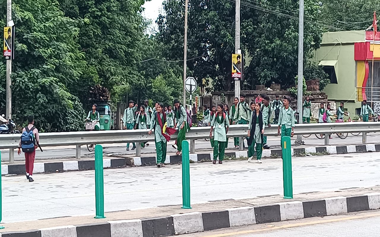 झारखंड : एनएच पर जान जोखिम में डाल कर स्कूल जाने को विवश हैं घाटशिला के ये विद्यार्थी, नहीं लेता कोई सुध