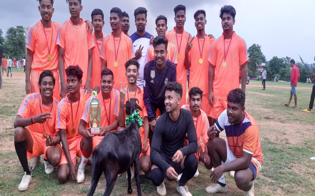 सिमडेगा : घोचो टोली की टीम ने नूर स्पोटिंग को 3-0 से शिकस्त देकर जीता फुटबॉल टूर्नामेंट