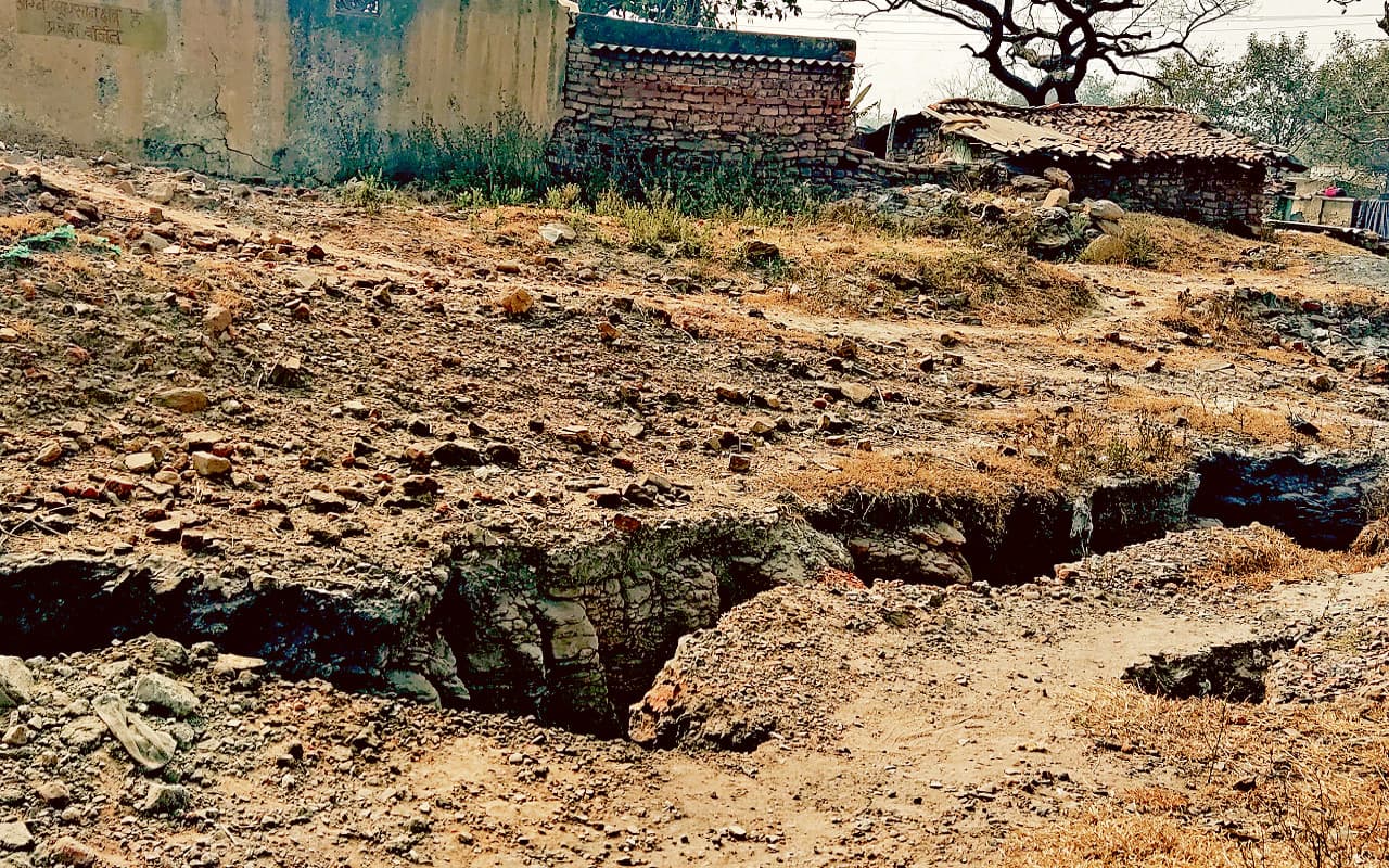 Jharkhand News: धनबाद के घुनीडीह क्षेत्र में जमीन के अंदर फैलने लगी आग, दर्जनों घरों में आयी दरार