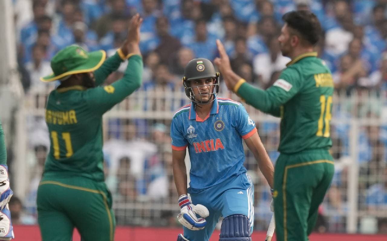 Watch: शुभमन गिल की गिल्लियां उड़ाती निकल गई केशव महाराज की गेंद, देखें वीडियो