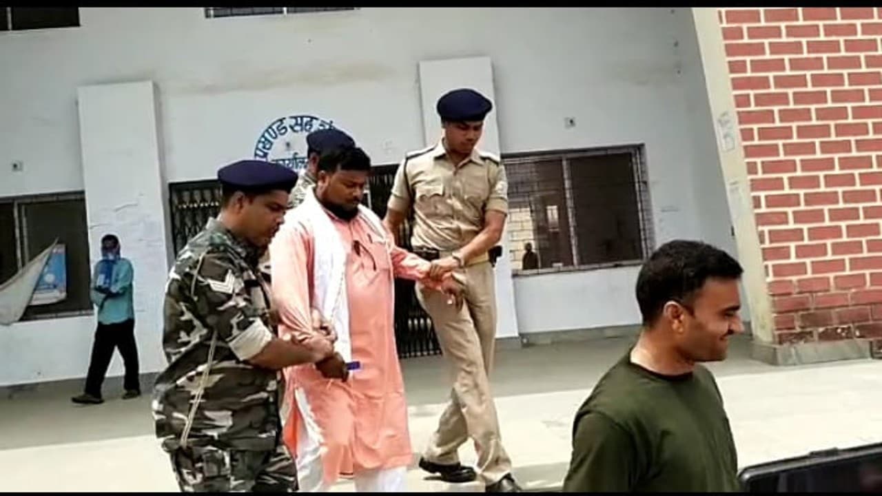 Giridih: तालाब निर्माण में लाभुक से 1500 रुपये रिश्वत लेते रोजगार सेवक गिरफ्तार