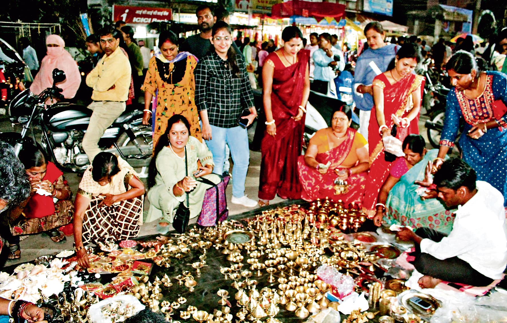 Dhanteras 2022: गिरिडीह के बाजार में खरीदारों की उमड़ी भीड़, दुकानदारों के चेहरे खिले, देखें Pics