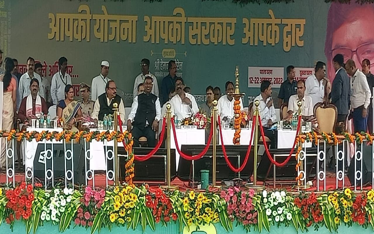 सीएम हेमंत सोरेन पहुंचे गिरिडीह, झंडा मैदान से की आपकी योजना आपकी सरकार आपके द्वार कार्यक्रम की शुरुआत