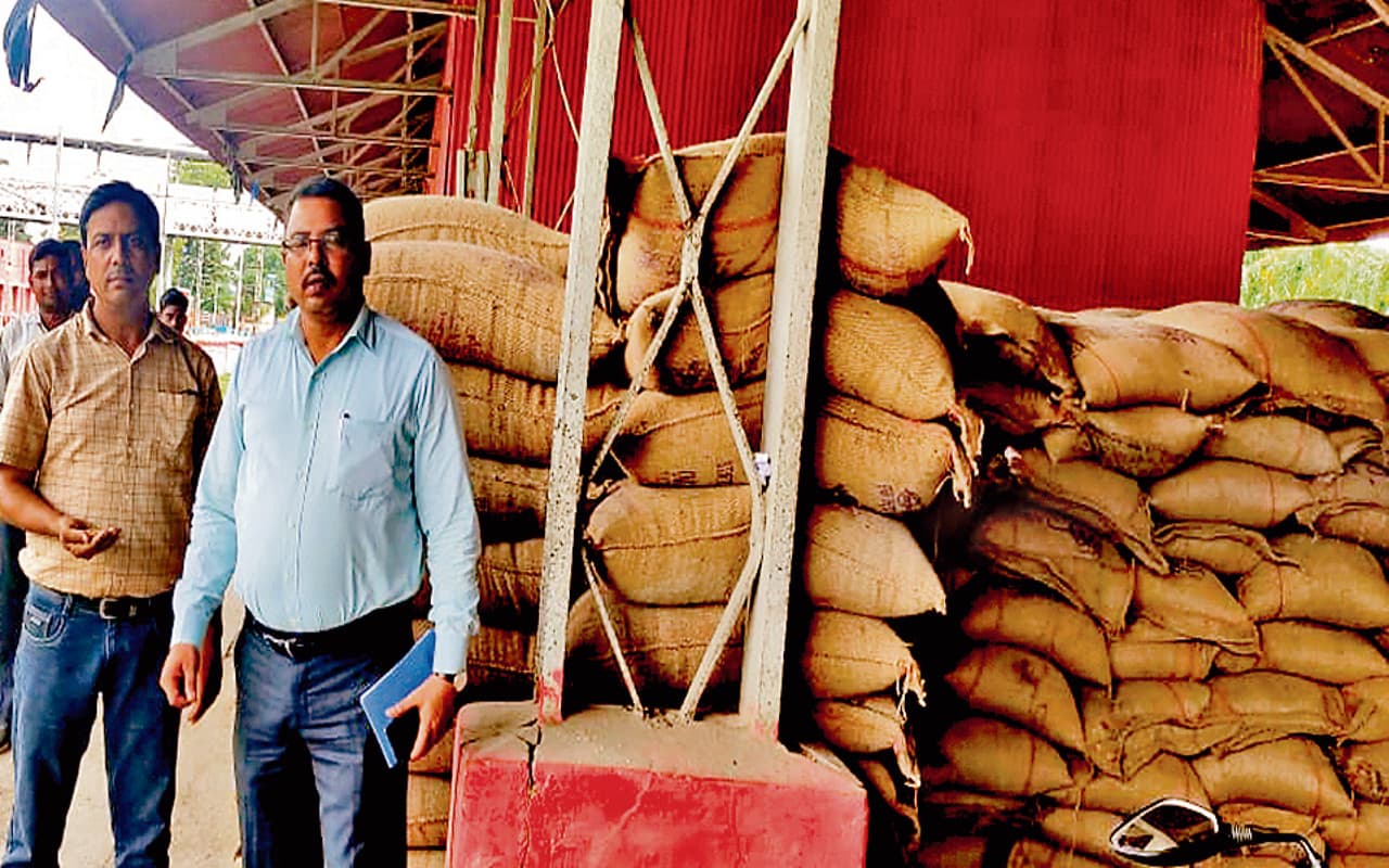 गरीबों को मिलने वाले 300 बोरी अनाज बारिश में भींगे, गिरिडीह डीसी ने की जांच टीम गठित