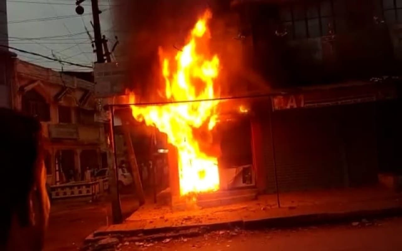 गिरिडीह में शार्ट सर्किट से मोबाइल और इलेक्ट्रिक दुकान में लगी भीषण आग, 18 लाख की संपत्ति का हुआ नुकसान