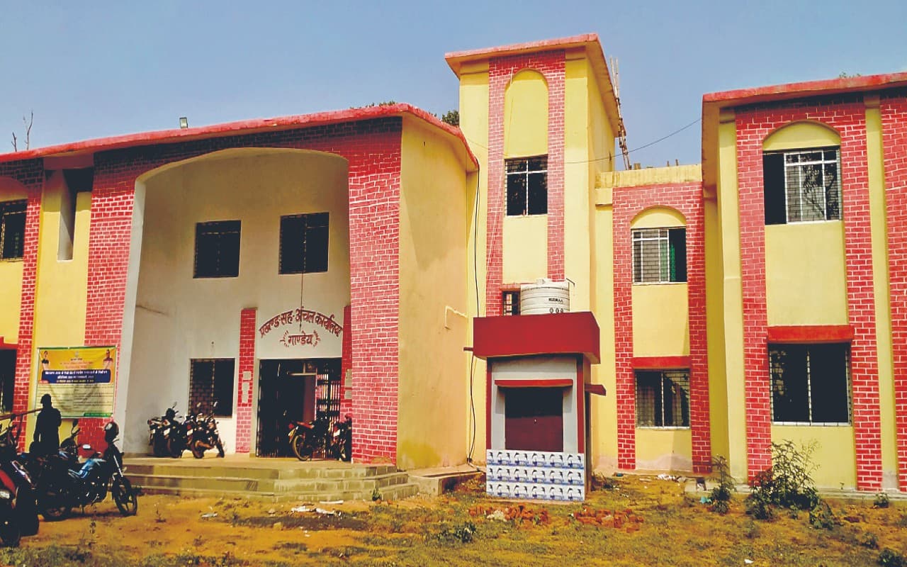 गिरिडीह के गांडेय प्रखंड सह अंचल कार्यालय भवन में आया दरार, तीन महीने पहले हुआ हैंडओवर