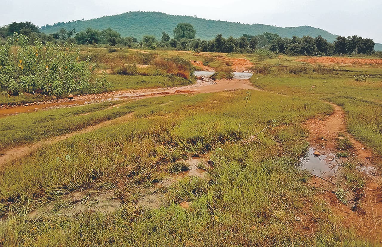 गिरिडीह के पीरटांड के चिरकिया नदी पर नहीं है पुल, आने-जाने में ग्रामीणों को हो रही परेशानी