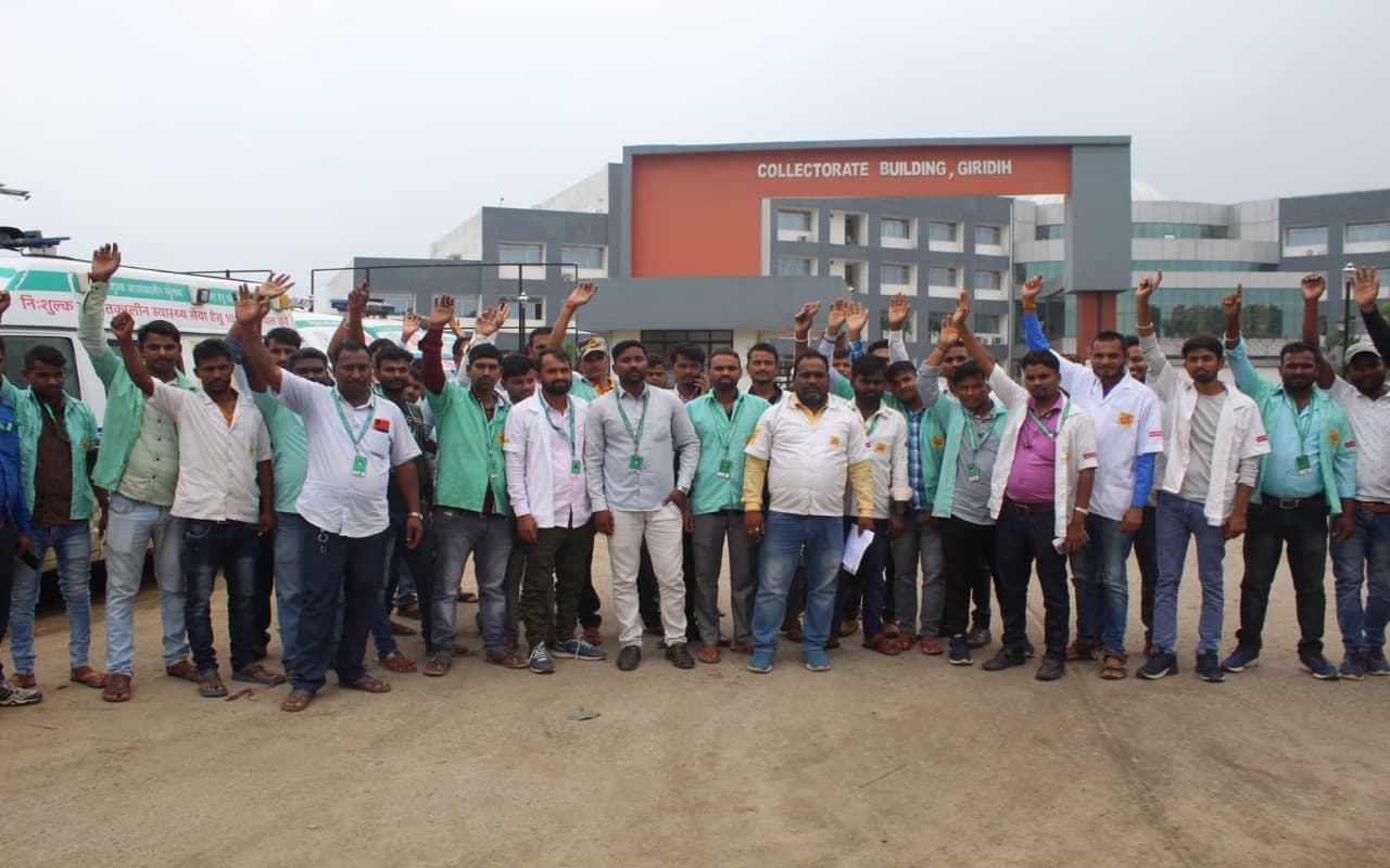 झारखंड : वेतन भुगतान की मांग को लेकर राज्य में डायल 108 एंबुलेंस सेवा के कर्मियों का हड़ताल शुरू,किया प्रदर्शन