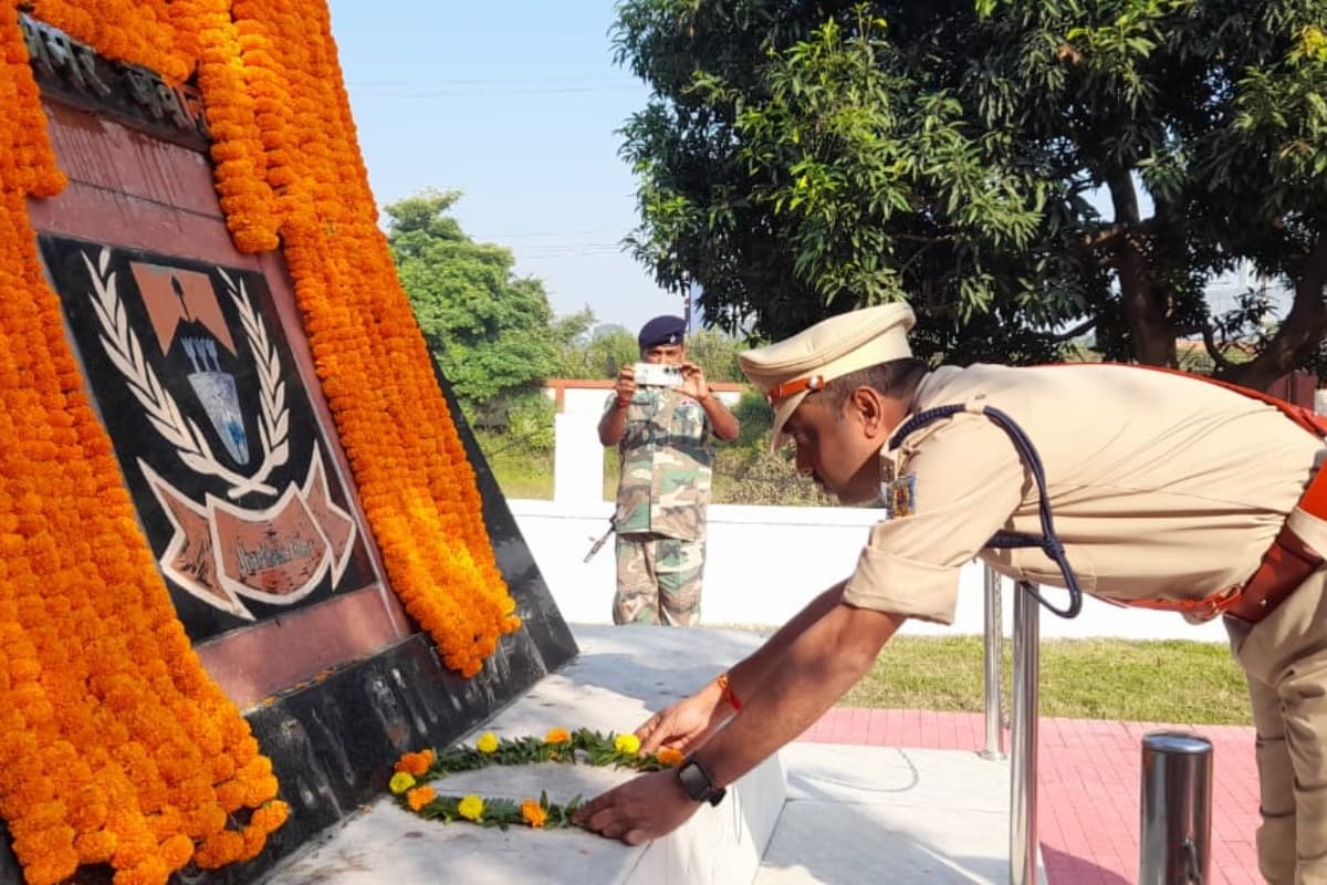 PHOTOS: पुलिस संस्मरण दिवस पर शहीदों को दी गई श्रद्धांजलि, गिरिडीह एसपी ने परिजनों को किया सम्मानित