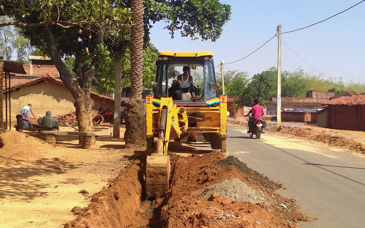 नल जल योजना में खानापूर्ति, गिरिडीह के गांडेय क्षेत्र में ढाई की जगह डेढ़ फीट गड्ढे में बिछायी जा रही पाइप