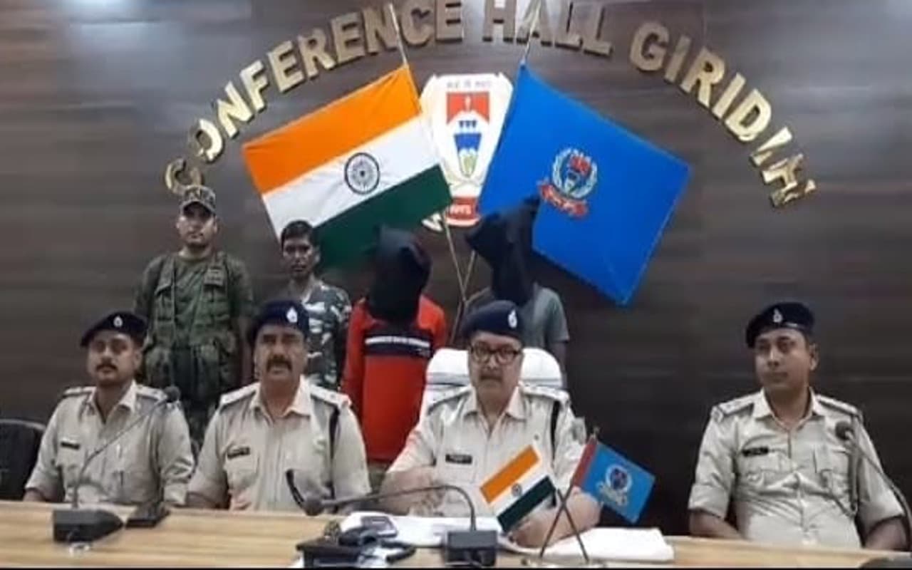 झारखंड : गिरिडीह के खंडोली पर्यटन स्थल में लूटपाट की योजना बनाते दो आरोपी गिरफ्तार, बाइक सहित हथियार बरामद