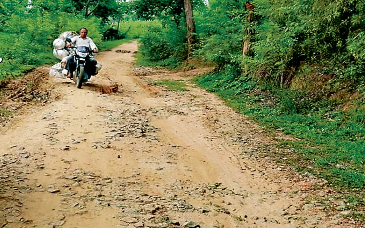 झारखंड के इस गांव में जाने से पहले कई बार सोचते हैं ग्रामीण, पैदल चलना भी है दूभर, जानें कारण