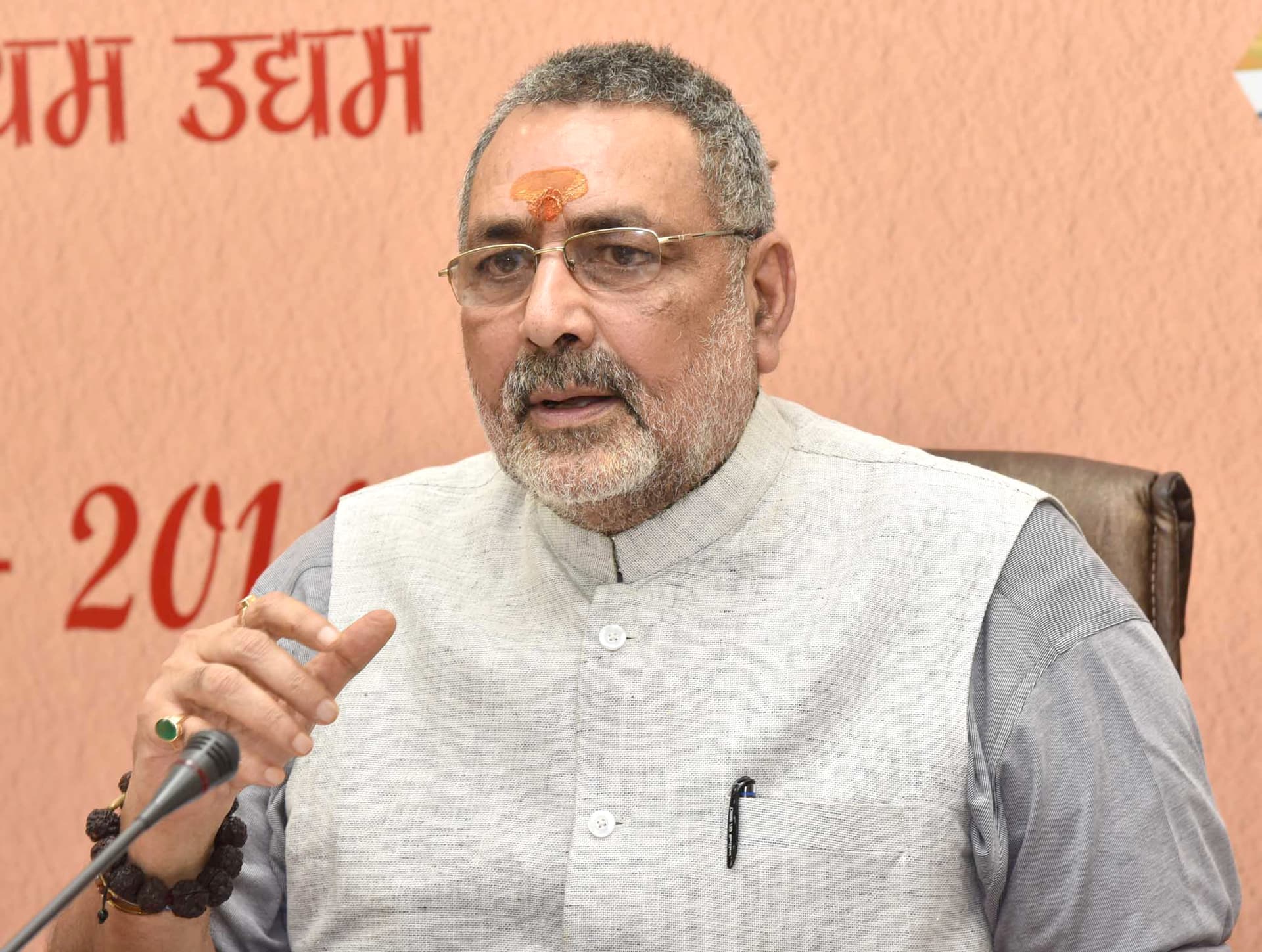 Politics: गिरिराज सिंह ने सोनिया गांधी को बताया देशद्रोही, बोले- ये टुकड़े-टुकड़े गैंग के लोग