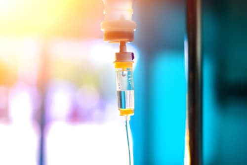 महोबा जिला अस्पताल में खून की जगह लाल रंग की दवा डालकर चढ़ा दिया ग्लूकोज, बीमार की मां से 5 हजार भी वसूले